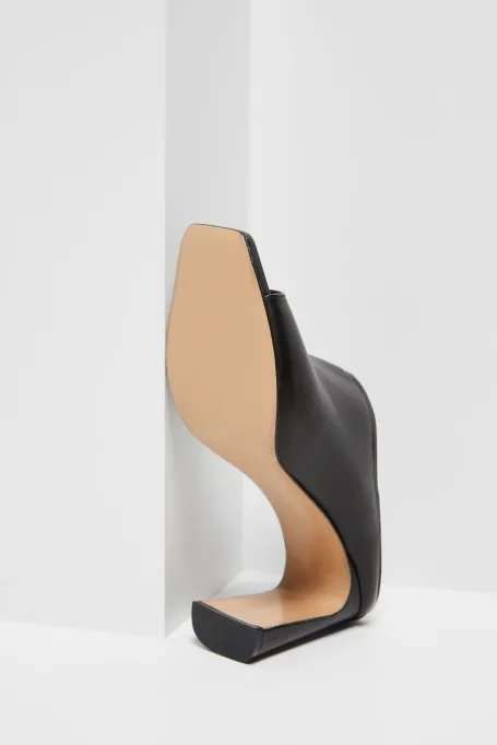 Czarne skórzane klapki na obcasie