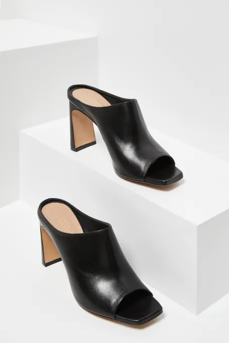 Czarne skórzane klapki na obcasie