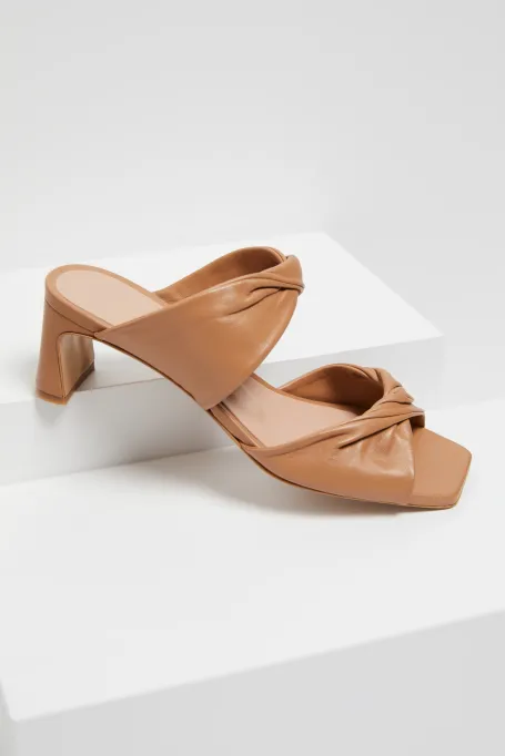 Skórzane beżowe klapki na obcasie camelowy