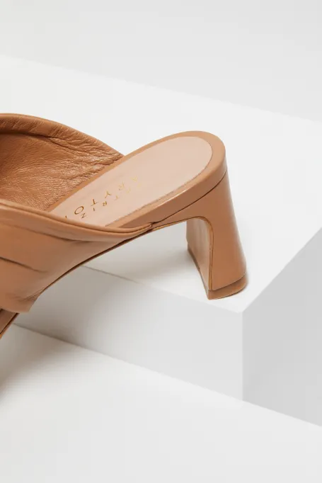 Skórzane beżowe klapki na obcasie camelowy