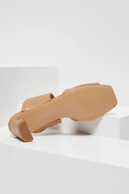 Skórzane beżowe klapki na obcasie camelowy