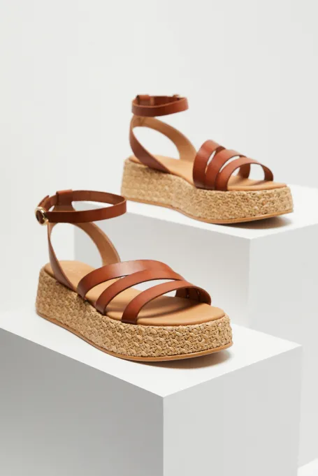Skórzane sandały na platformie camelowy