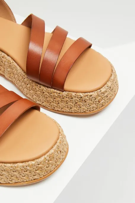 Skórzane sandały na platformie camelowy