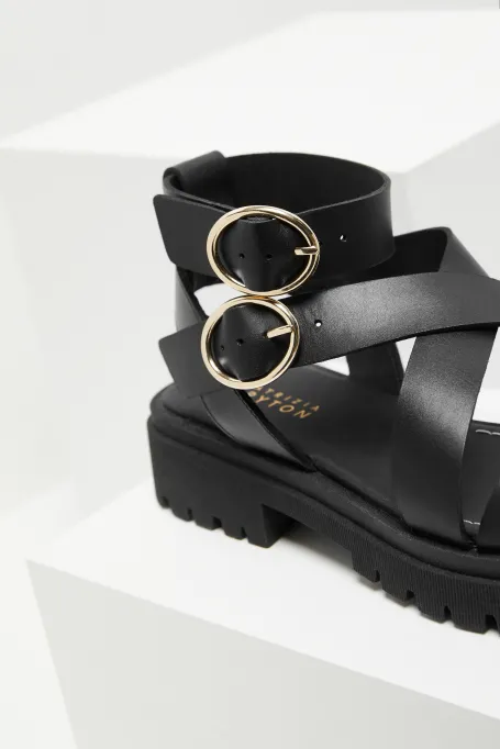 Czarne skórzane sandały