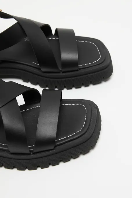 Czarne skórzane sandały