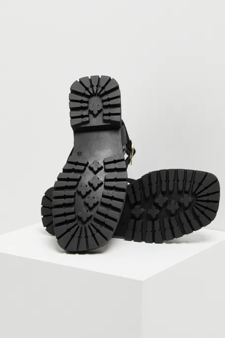 Czarne skórzane sandały