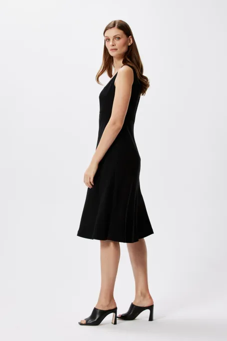 Czarna sukienka midi na szerokich ramiączkach