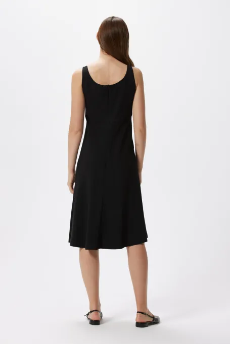 Czarna sukienka midi na szerokich ramiączkach