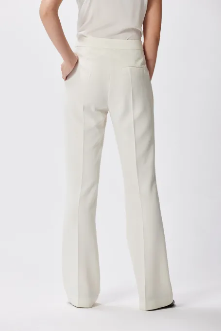 Białe spodnie do garnituru