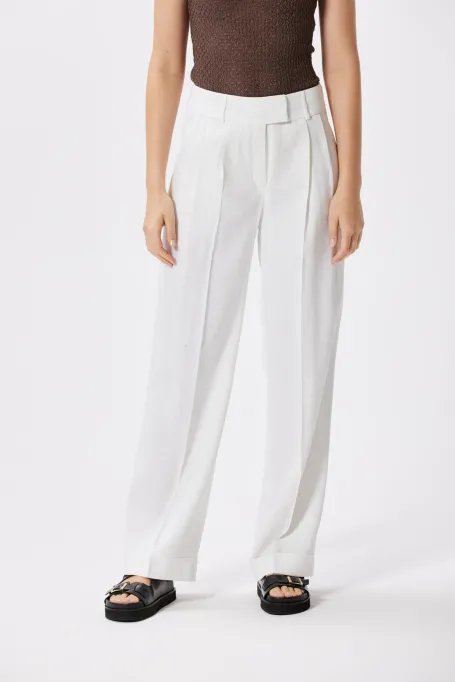 Białe szerokie spodnie do garnituru z lnem