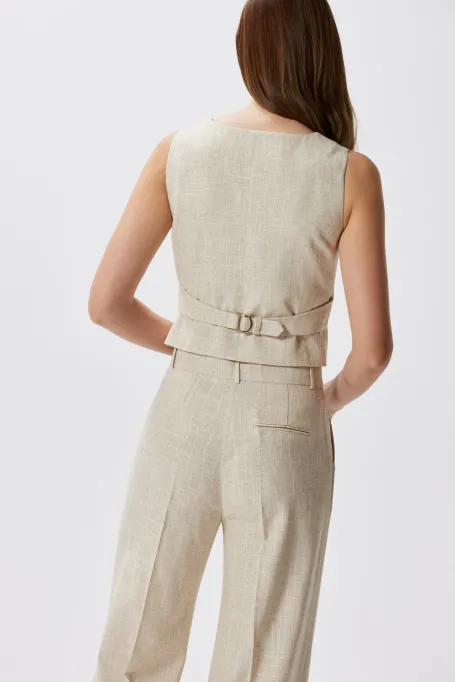 Beżowa kamizelka z lnem do garnituru