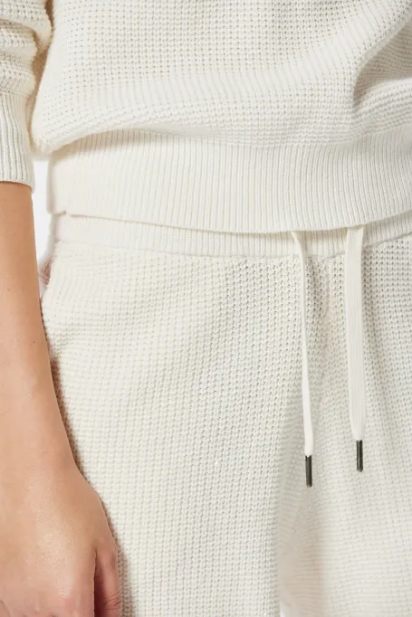 Białe szorty dzianinowe