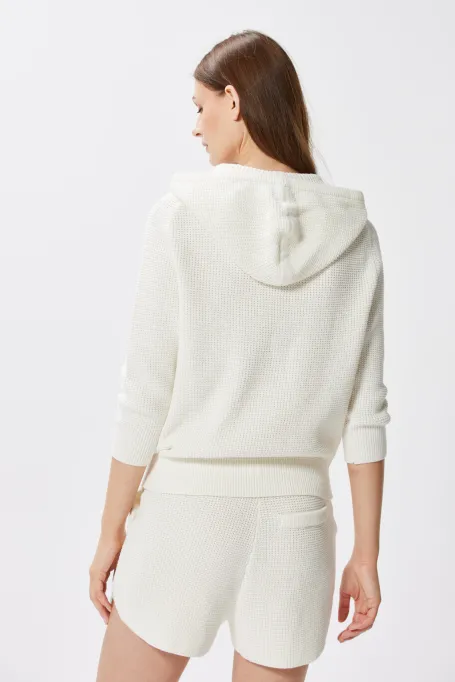 Białe szorty dzianinowe