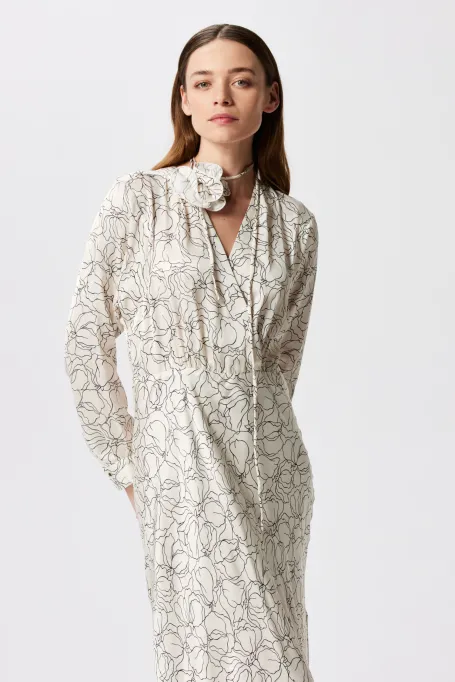 Biała sukienka w linearny deseń Biała sukienka w linearny deseń