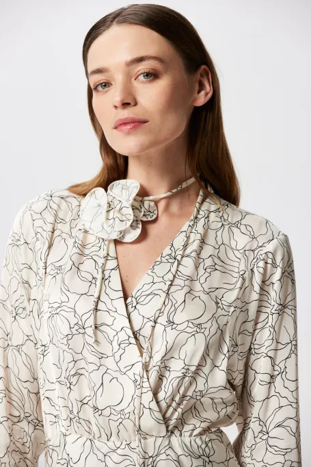 Biała sukienka w linearny deseń Biała sukienka w linearny deseń