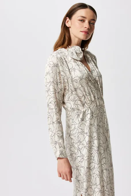 Biała sukienka w linearny deseń Biała sukienka w linearny deseń