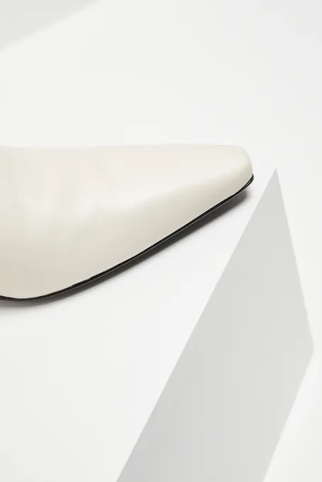 Białe kozaki na średnim obcasie