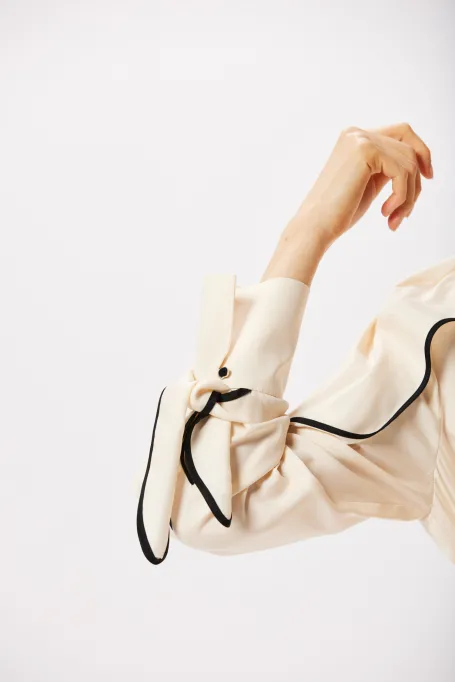 Jedwabna sukienka z czarną lamówką beż