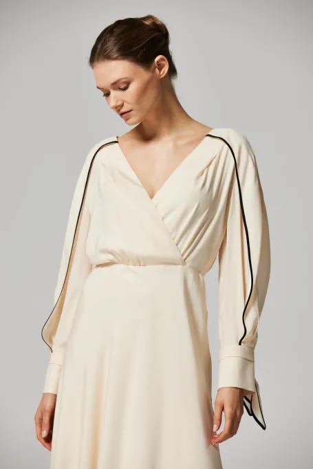 Jedwabna sukienka z czarną lamówką beż