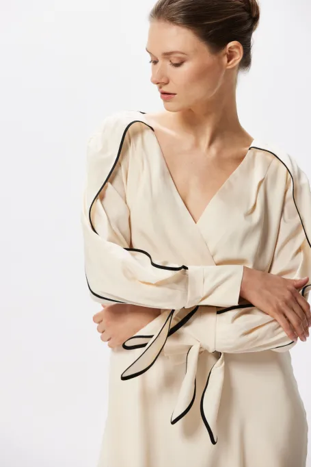 Jedwabna sukienka z czarną lamówką beż
