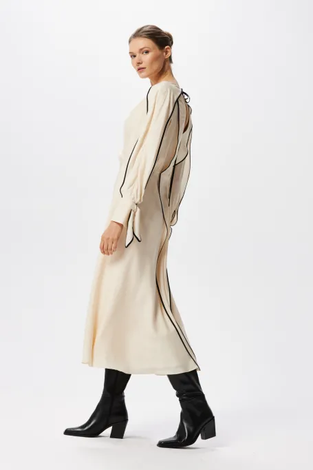 Jedwabna sukienka z czarną lamówką beż