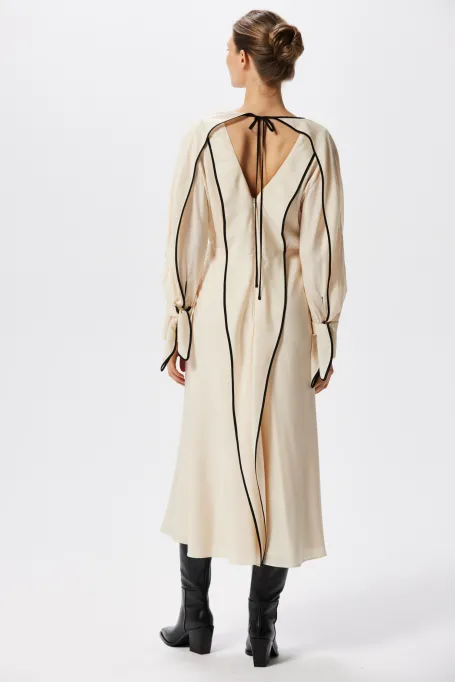 Jedwabna sukienka z czarną lamówką beż