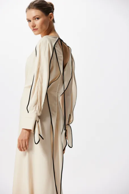 Jedwabna sukienka z czarną lamówką beż