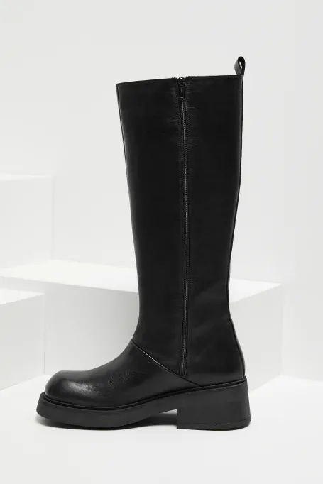 Czarne skórzane kozaki