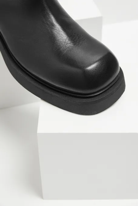 Czarne skórzane kozaki