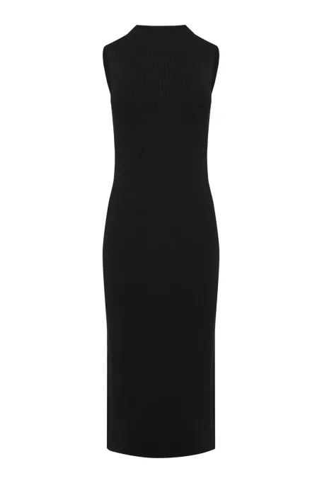 Czarna dopasowana sukienka