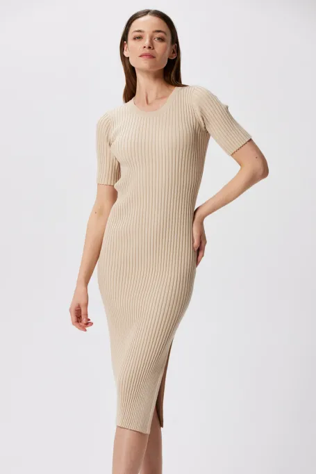 Beżowa sukienka w pionowy prążek
