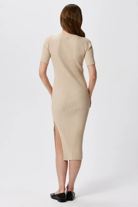 Beżowa sukienka w pionowy prążek