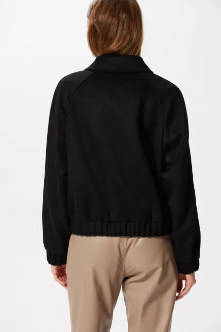 Czarna wełniana kurtka