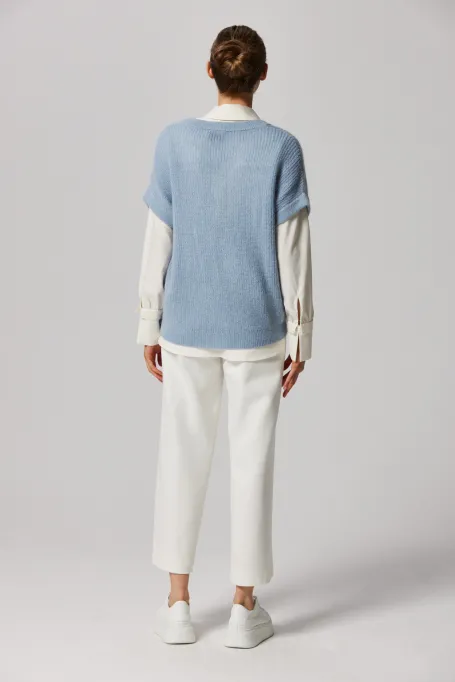 Błękitna bluzka z dekoltem w szpic