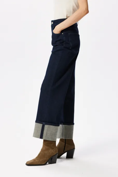 Granatowe jeansy z szerokim mankietem