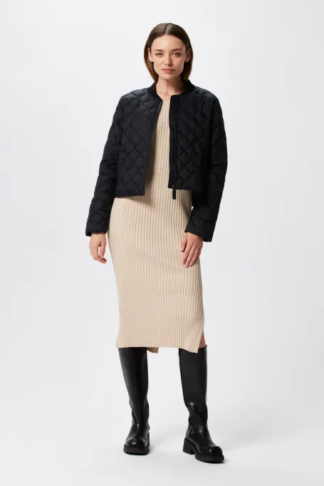 Czarna krótka kurtka z puchem naturalnym