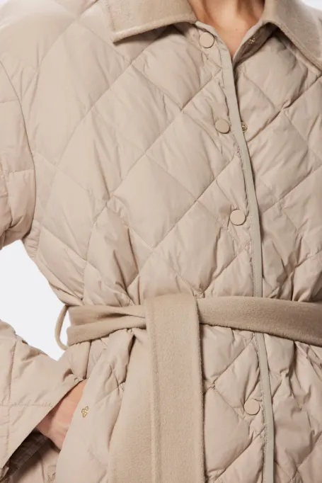 Beżowa kurtka puchowa z paskiem