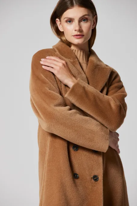 Camelowy płaszcz dwurzędowy z suri alpaką