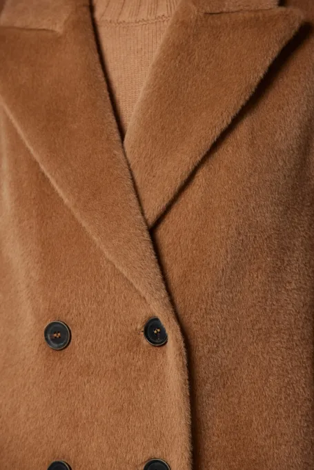 Camelowy płaszcz dwurzędowy z suri alpaką