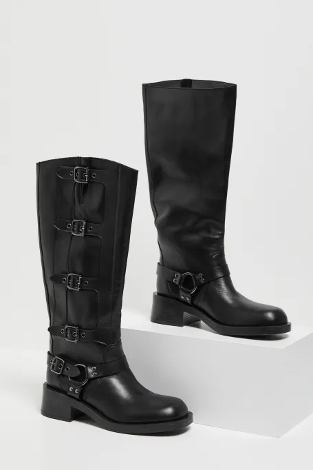 Czarne skórzane kozaki z klamrami 