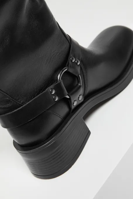 Czarne skórzane kozaki z klamrami 