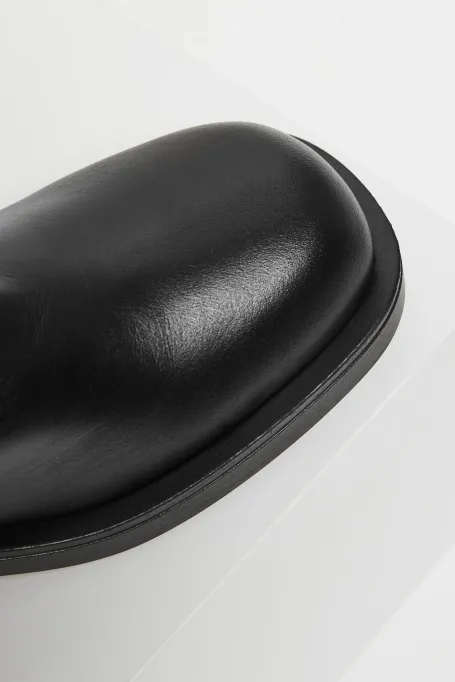 Czarne skórzane kozaki z klamrami 