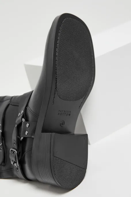 Czarne skórzane kozaki z klamrami