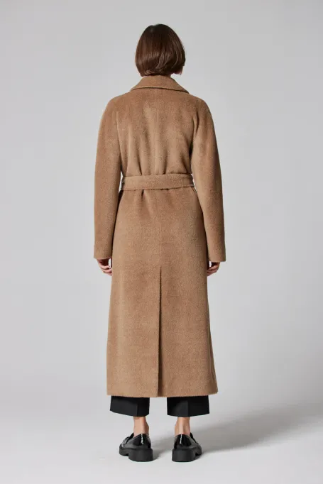 Wełniany płaszcz z paskiem z suri alpaką beż