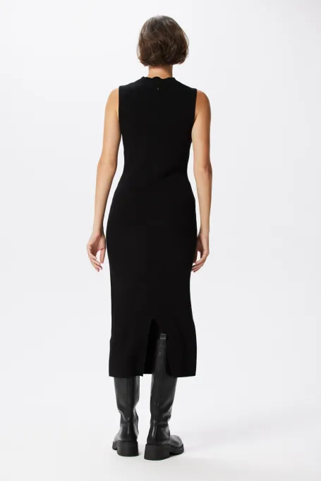 Czarna dopasowana sukienka midi z półgolfem - Patrizia Aryton