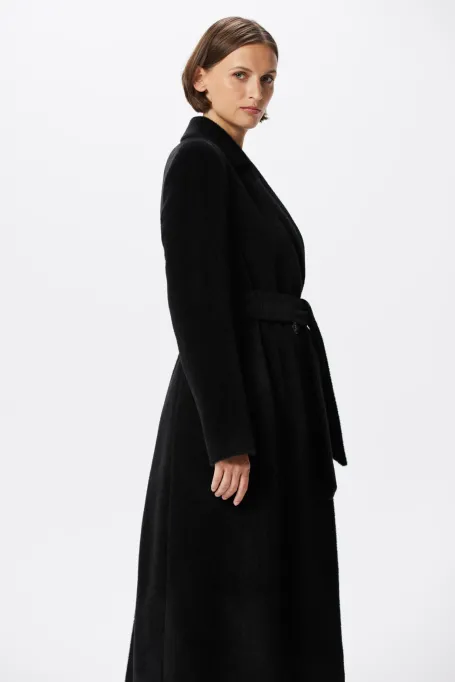 Czarny płaszcz z paskiem z suri alpaką