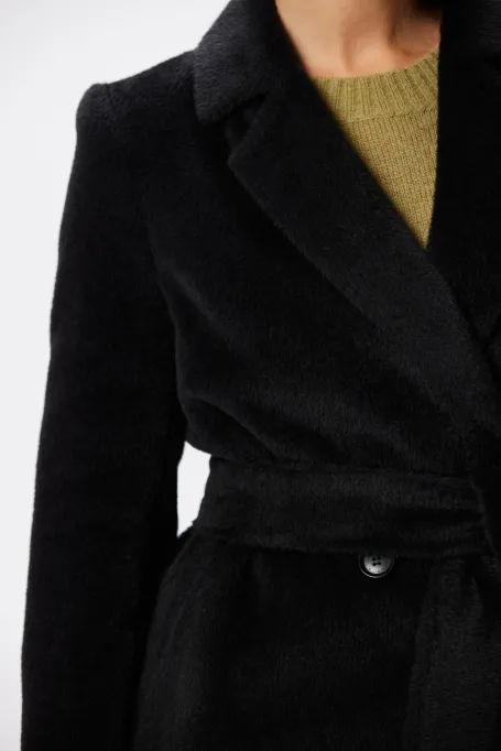 Czarny płaszcz z paskiem z suri alpaką