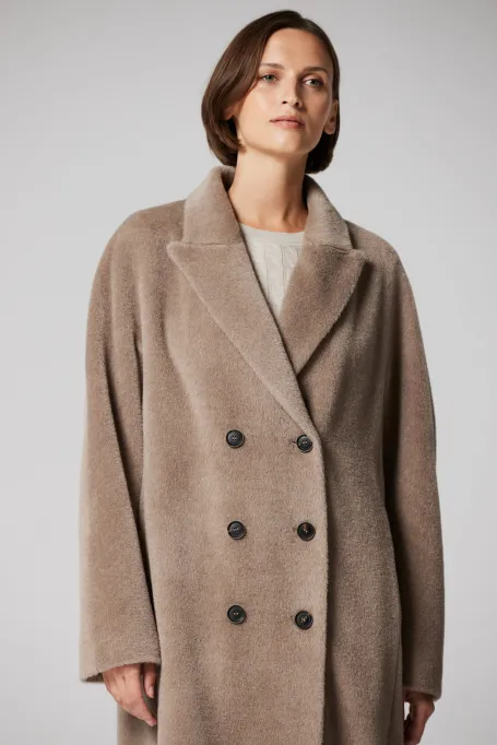 Beżowy płaszcz dwurzędowy z suri alpaką Beżowy płaszcz dwurzędowy z suri alpaką