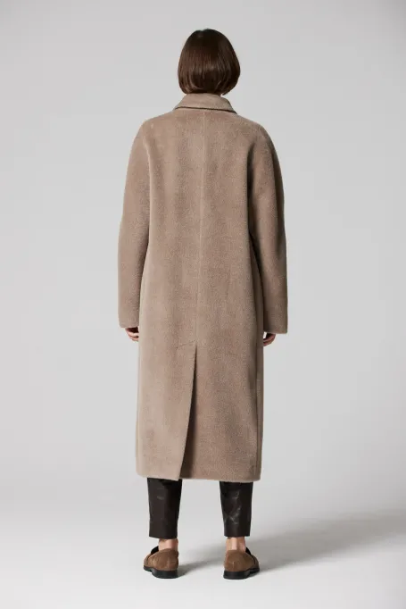 Beżowy płaszcz dwurzędowy z suri alpaką Beżowy płaszcz dwurzędowy z suri alpaką