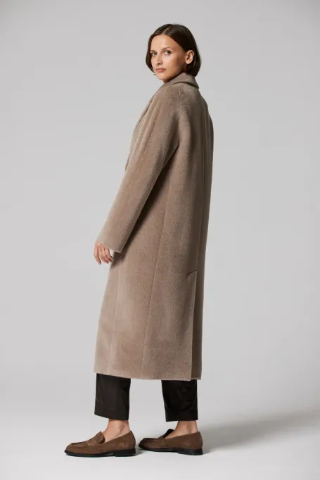 Beżowy płaszcz dwurzędowy z suri alpaką Beżowy płaszcz dwurzędowy z suri alpaką